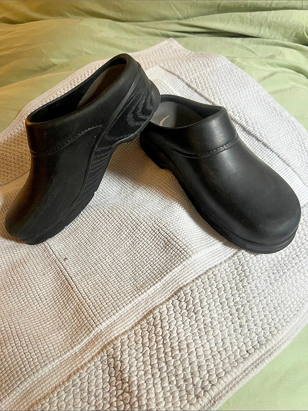 Klogs Footwear Women's Black Slip-Resistant slip on Clogs sz 9.5